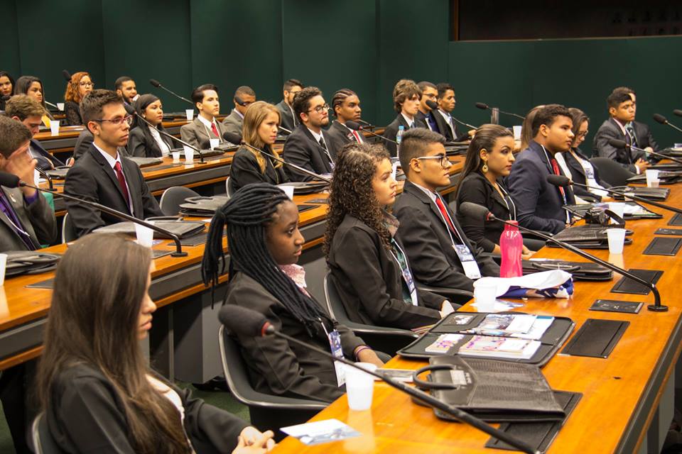 Os deputados jovens têm a oportunidade de desenvolver habilidades de argumentação e respeito à diversidade de opiniões.